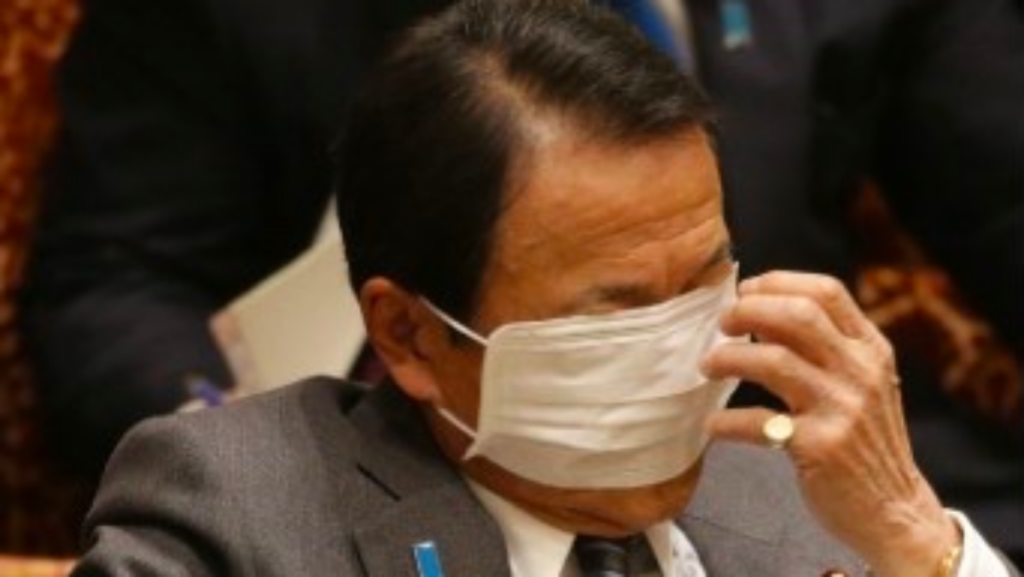 麻生太郎のマスクの付け方がヘン？片耳だけで本当に意味がない！